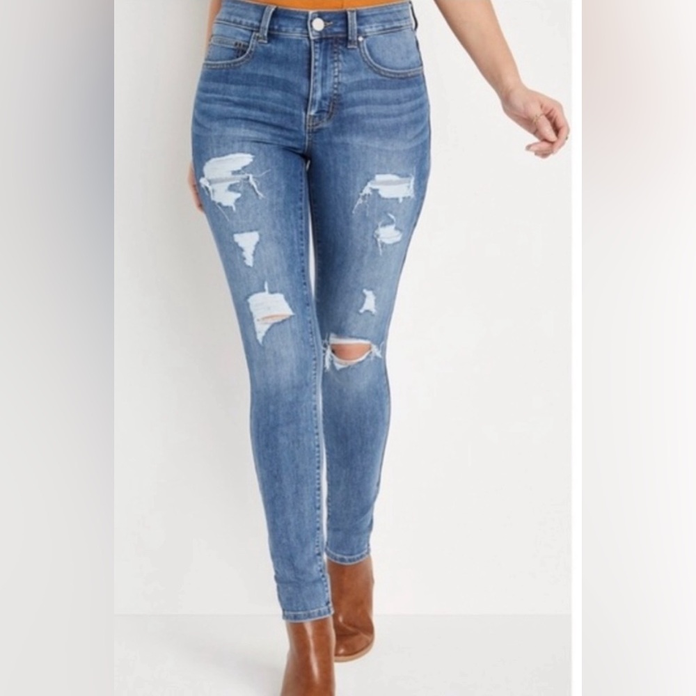 MAURICES Factory Distressed Jeans. SZ:XS R ( 0-3)Lots of stretch Medium Wash EUC